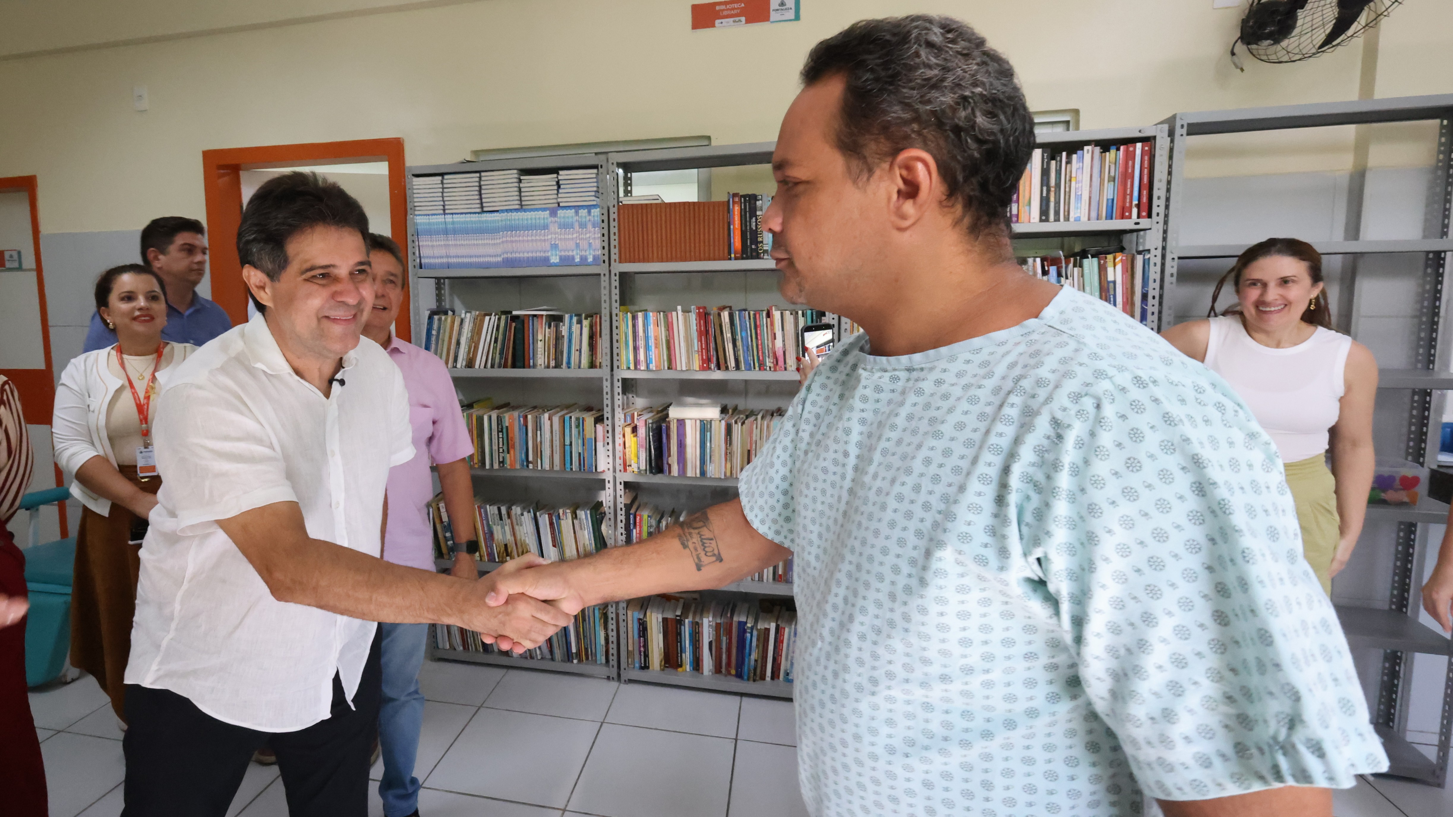 Prefeito Evandro Leitão cumprimenta um paciente